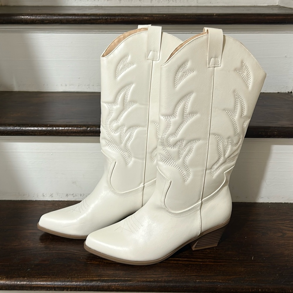 Women’s White Cowboy Boots Size 10